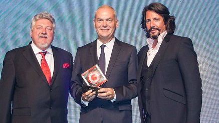 (L-r): Thierry Antinori, Emirates’ executive vice president and Chief Commercial Officer, received the awards last night on behalf of Emirates.